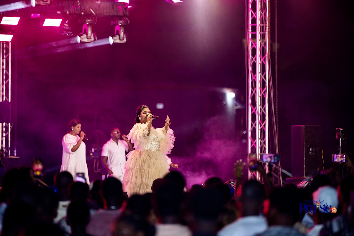 Stage worship atmosphere illuminated at Aseda Praise